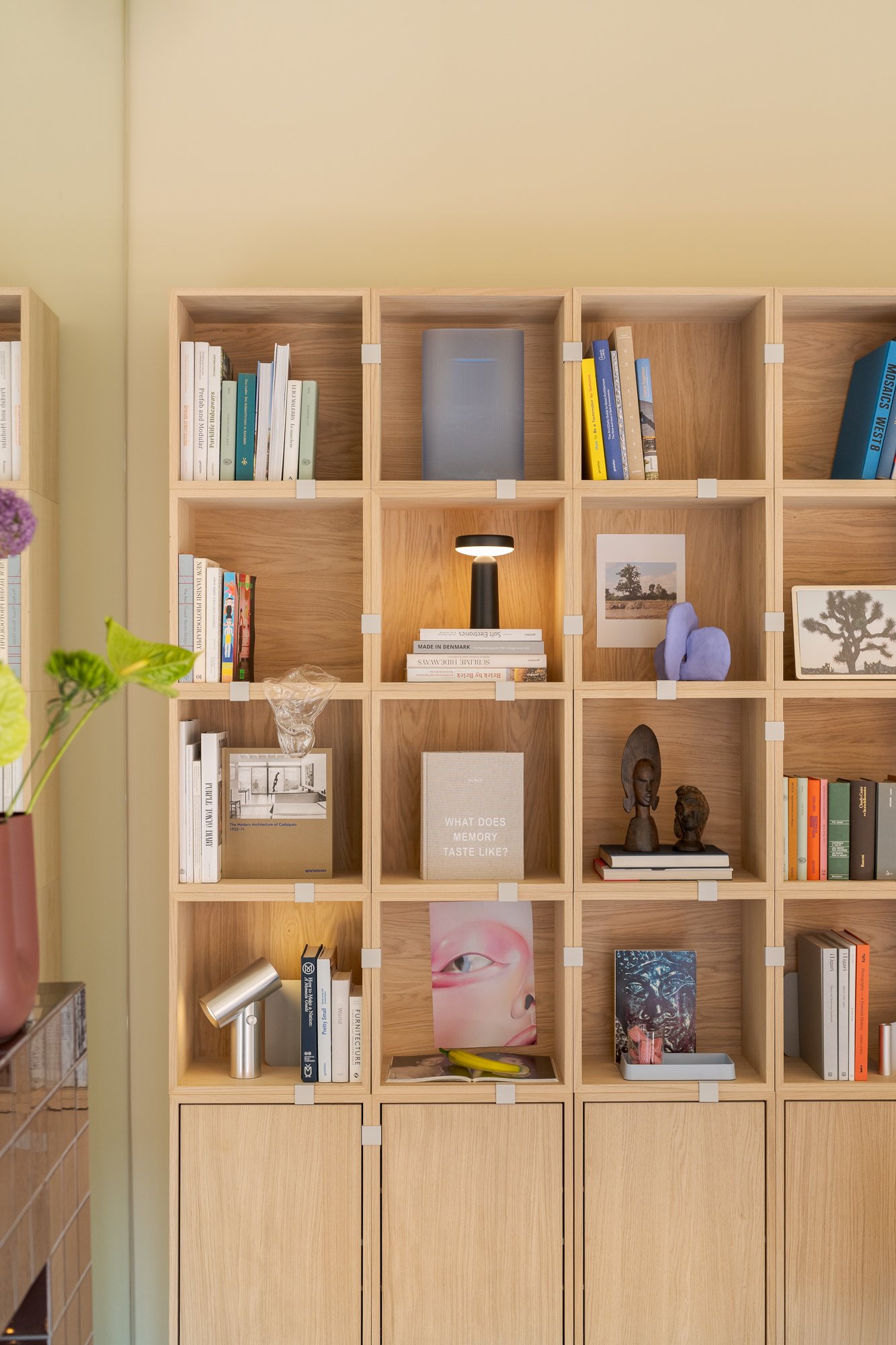 /cdn-cgi/image/width=1500,quality=85,format=auto/globalassets/content-media/images/stories/milan-apartment-2026/muuto-milan-apartment-2026-stacked-storage-system-ease-portable-lamp-01.jpg