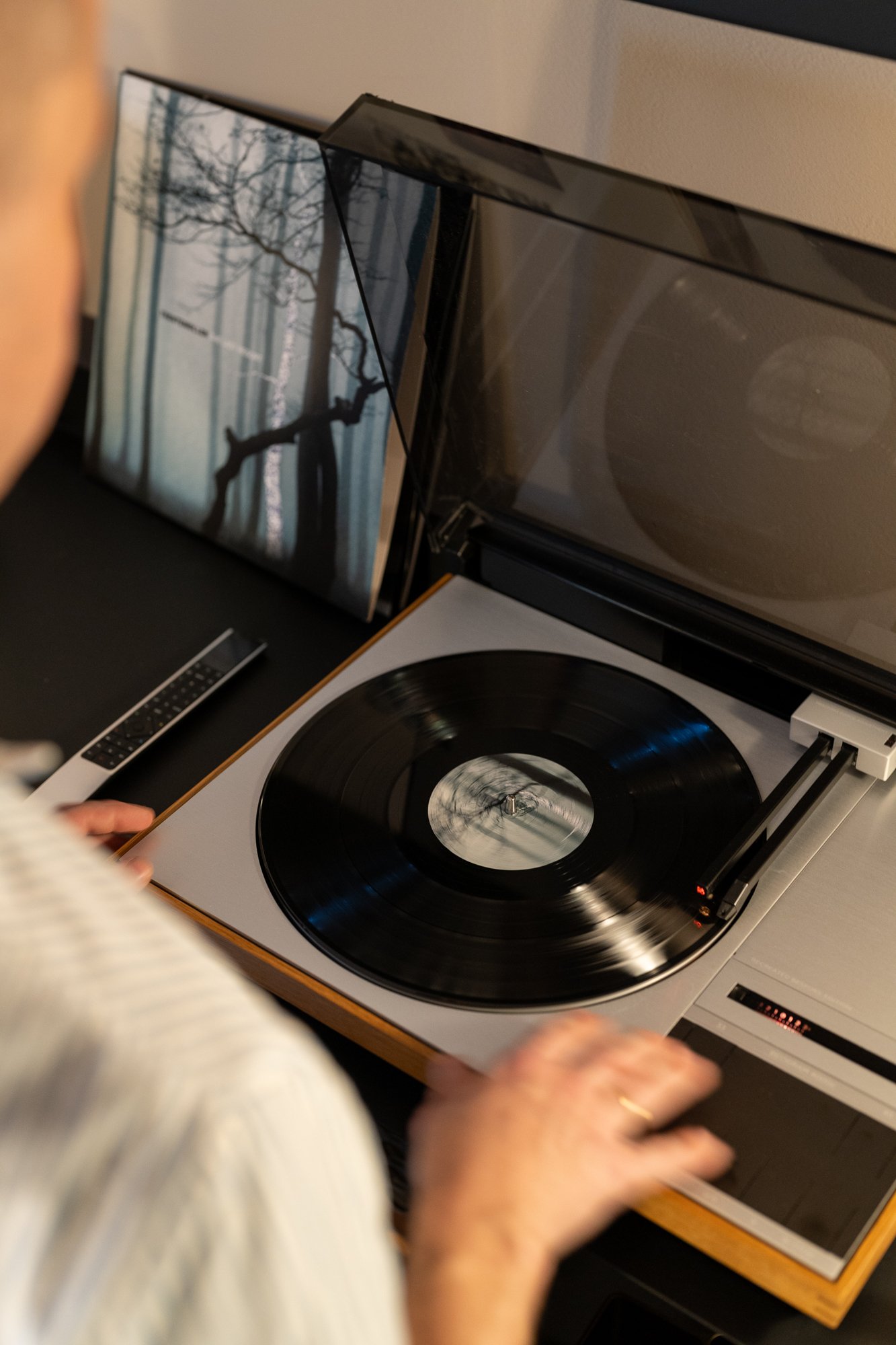 /cdn-cgi/image/width=1500,quality=85,format=auto/globalassets/content-media/images/stories/milan-apartment-2026/muuto-milan-apartment-2026-vinyl-player-01.jpg