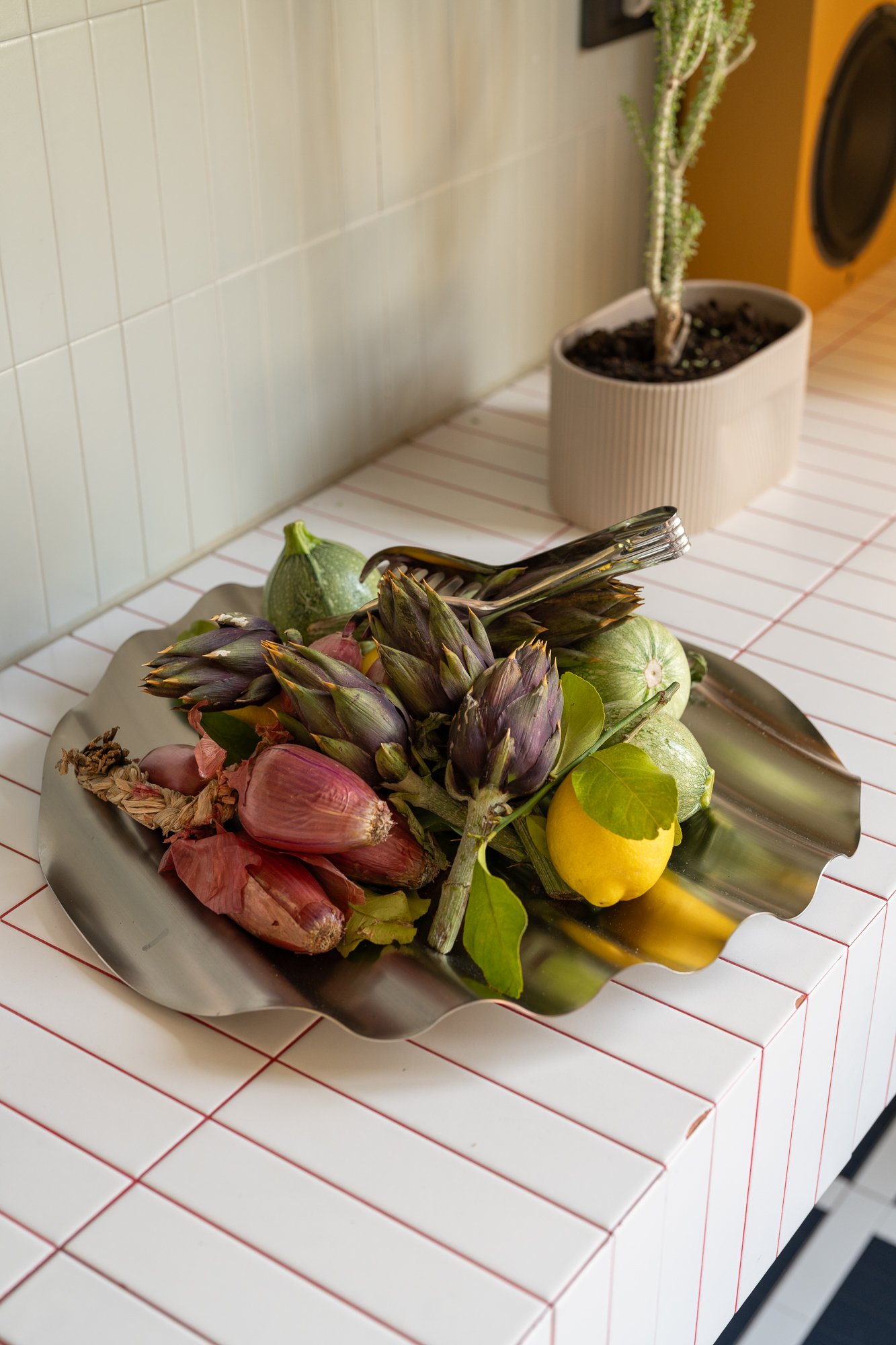 /cdn-cgi/image/width=1500,quality=85,format=auto/globalassets/content-media/images/stories/milan-apartment-2026/muuto-milan-apartment-2026-wave-tray.jpg