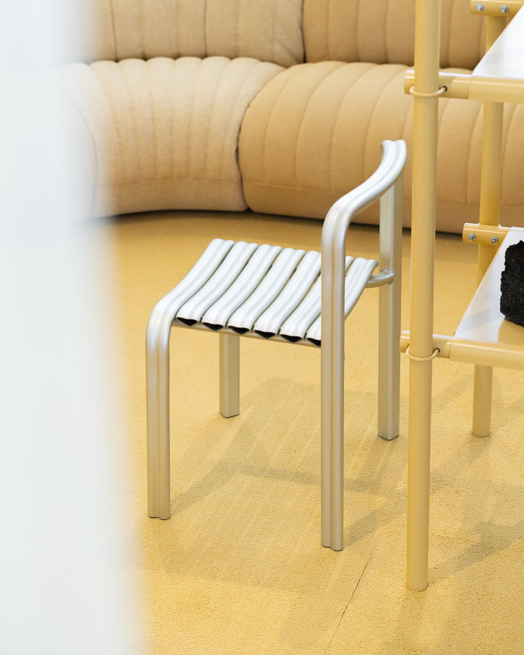 /cdn-cgi/image/width=1500,quality=85,format=auto/globalassets/content-media/images/stories/product-stories/close-to-heartspacon/muuto_library_some_4x5_28.jpg