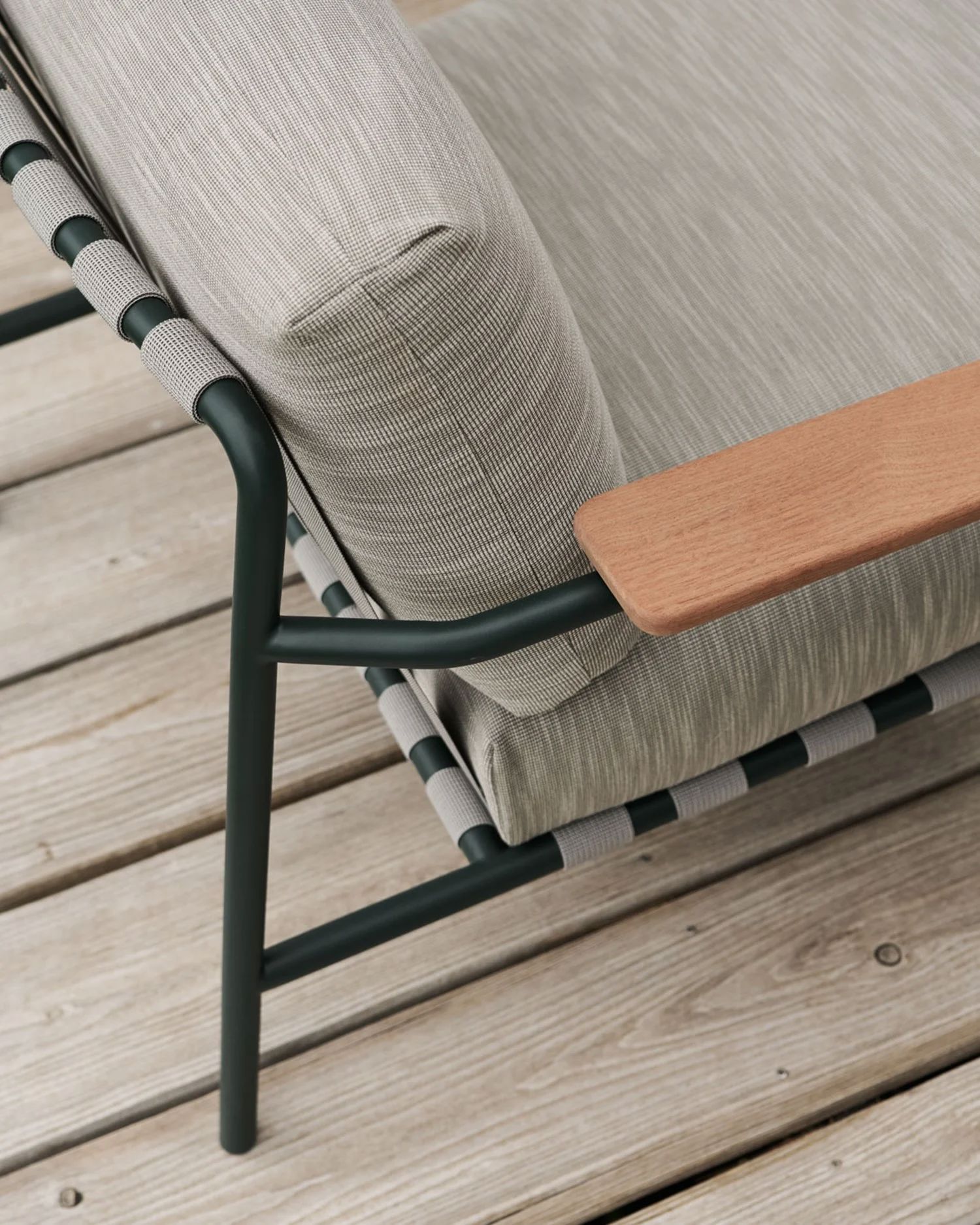 /cdn-cgi/image/width=1500,quality=85,format=auto/globalassets/content-media/images/stories/product-story-settle-in-comfort/muuto-editorial-june-2024-14_optimized.jpg