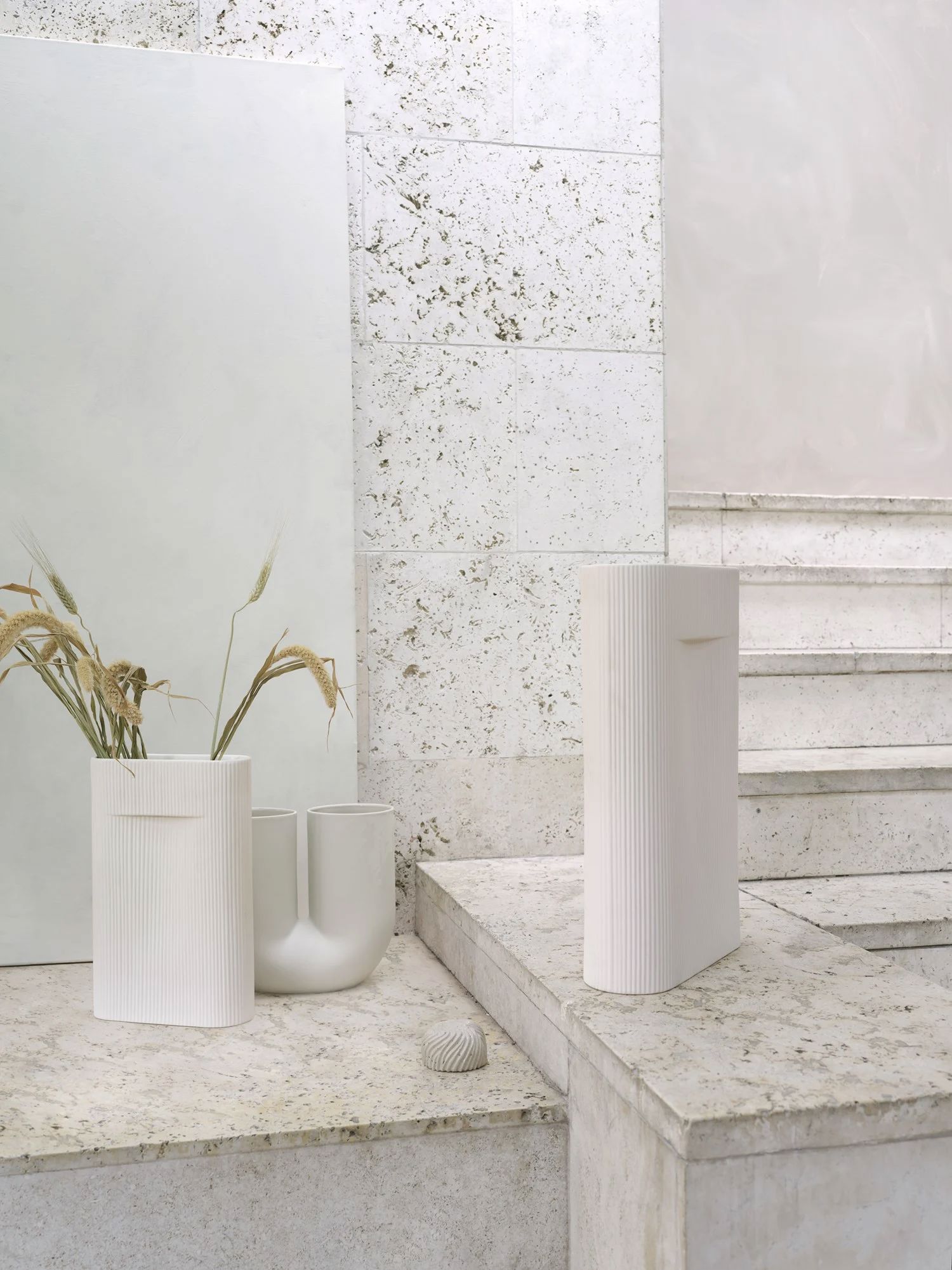 /cdn-cgi/image/width=1500,quality=85,format=auto/globalassets/content-media/images/stories/sculptural-functionality-ridge-vase/ridge-vase-off-white-kink-vase-sand-muuto-org_optimized.jpg