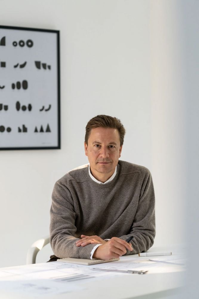 /cdn-cgi/image/width=1500,quality=85,format=auto/globalassets/content-media/images/stories/sylvain-willenz--couple-coffee-table/studio-visit-sylvain-willenz-hi-res-12_optimized.jpg