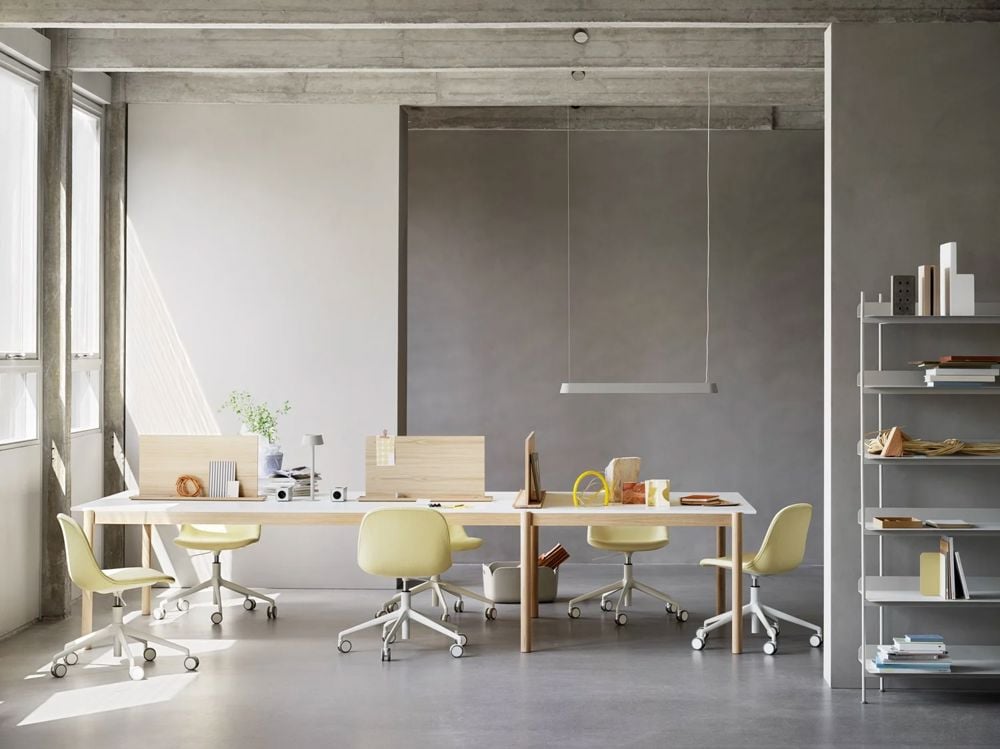/cdn-cgi/image/width=1500,quality=85,format=auto/globalassets/content-media/images/stories/the-future-of-work/slider-3/linear-system-modular-table-config-1-white-laminate-oak-fiber-side-swivel-castors-balder-432-linear-lamp-screens-compile-muuto-org.jpg