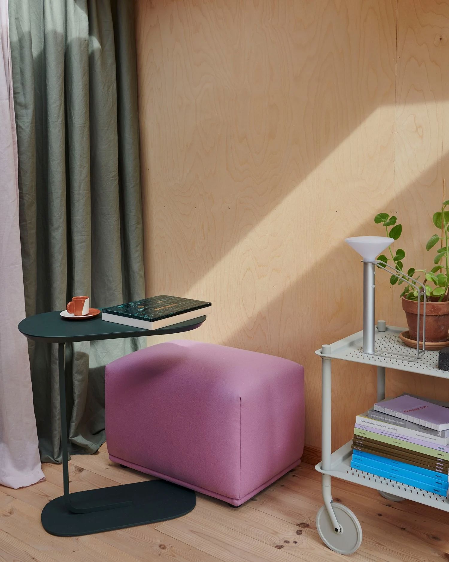 /cdn-cgi/image/width=1500,quality=85,format=auto/globalassets/content-media/images/stories/with-space-to-create/selma-muuto-homestory-17-med-res_optimized.jpg