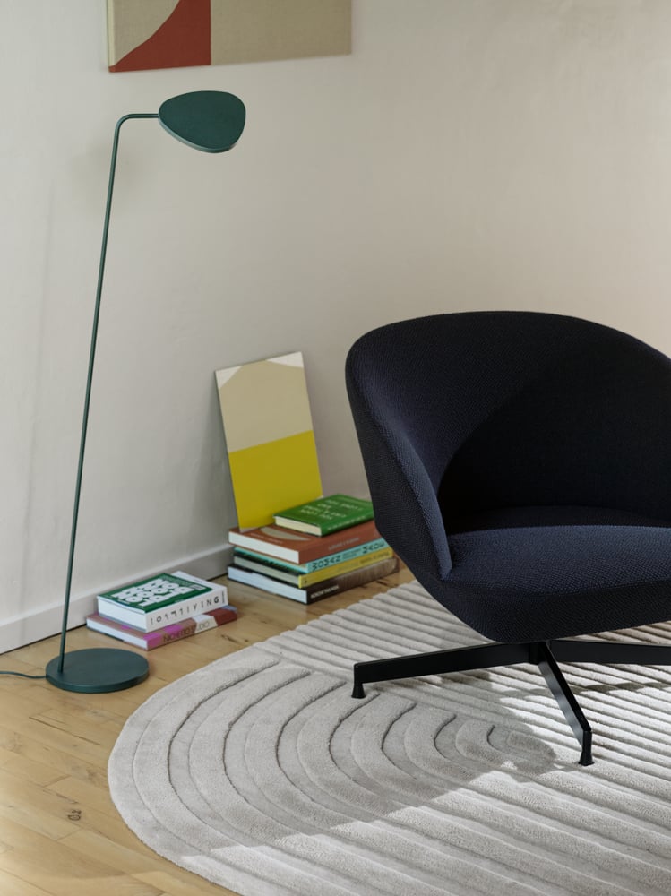 /cdn-cgi/image/width=1500,quality=85,format=auto/globalassets/content-media/lighting-guide/floor-lamps/oslo-lounge-chair-colline-787-swivel-base-black-relevo-170x240-off-white-leaf-floor-dark-green-muuto-org.png