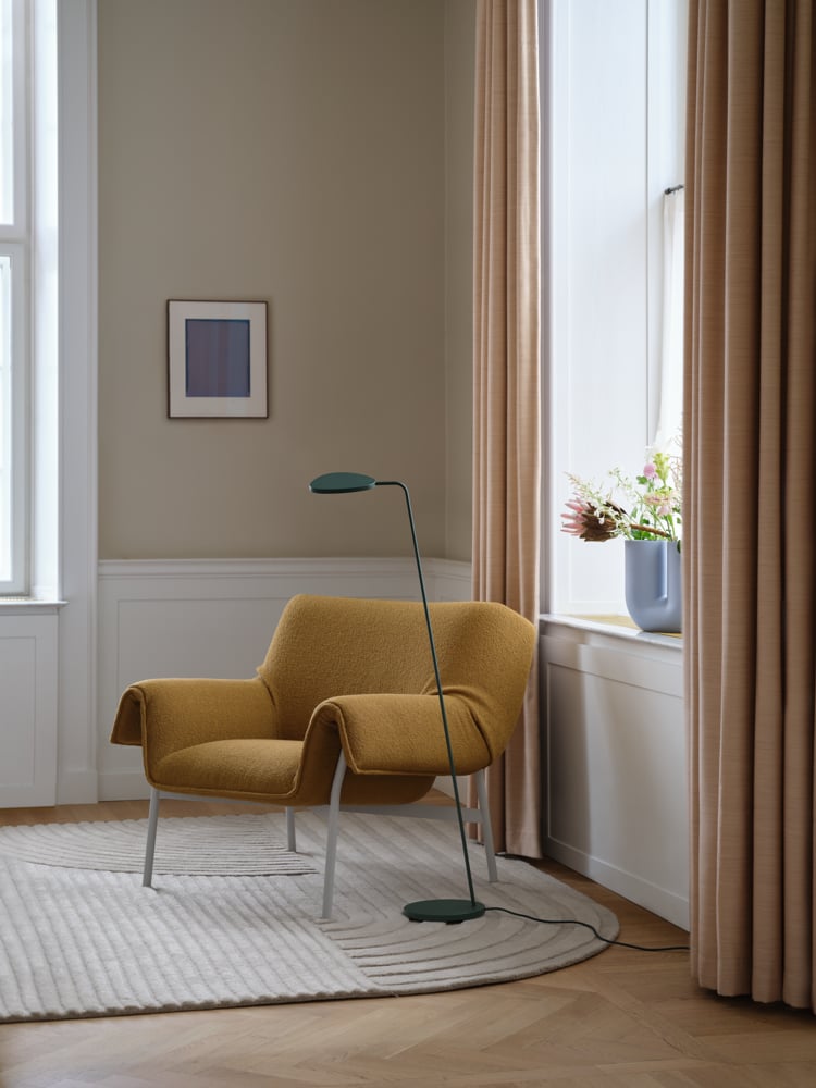 /cdn-cgi/image/width=1500,quality=85,format=auto/globalassets/content-media/lighting-guide/floor-lamps/wrap-lounge-chair-hearth-008-leaf-floor-dark-green-relevo-off-white-kink-light-blue-muuto-org.png