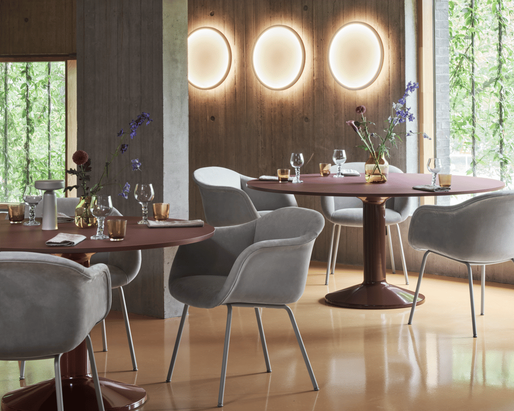 /cdn-cgi/image/width=1500,quality=85,format=auto/globalassets/content-media/lighting-guide/light-up-the-interior/calm-wall-lamp-50-midst-dark-red-fiber-soft-armchair-allure-leather-mist-grey-grey-tube-raise-silent-ease-muuto-org-54-image.png