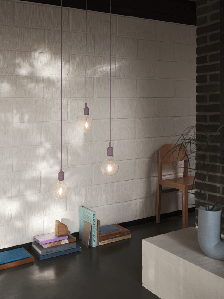 /cdn-cgi/image/width=1500,quality=85,format=auto/globalassets/content-media/lighting-guide/light-up-the-interior/e27-dusty-lilac-workshop-chair-oak-kink-vase-light-blue-muuto-org.png