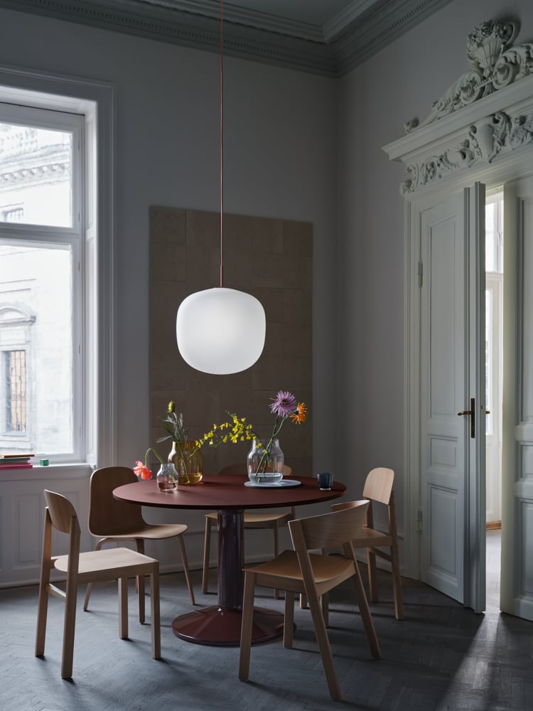/cdn-cgi/image/width=1500,quality=85,format=auto/globalassets/content-media/lighting-guide/light-up-the-interior/midst-120-dark-red-rime-pendant-45-deep-red-workshop-cover-side-visu-oak-silent-vase-20-11-clear-burnt-orange-raise-dark-blue-muuto-org.png
