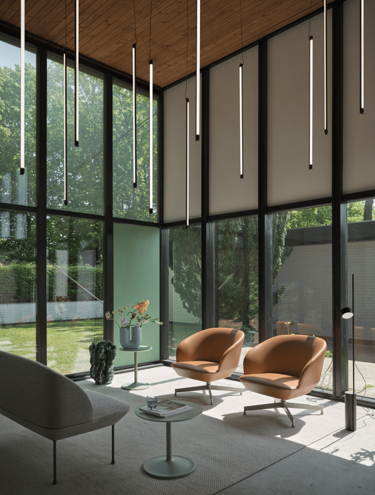 /cdn-cgi/image/width=1500,quality=85,format=auto/globalassets/content-media/lighting-guide/light-up-the-interior/oslo-lounge-chair-refine-leather-cognac-swivel-grey-oslo-2-seater-colline-147-grey-ply-light-rose-fine-suspension-black-muuto-org.png