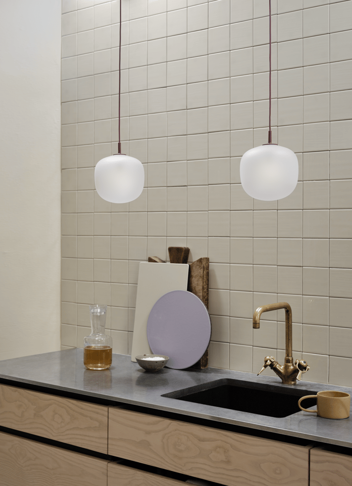 /cdn-cgi/image/width=1500,quality=85,format=auto/globalassets/content-media/lighting-guide/light-up-the-interior/rime-pendant-lamp-18-deep-red-raise-carafe-clear-muuto-org.png