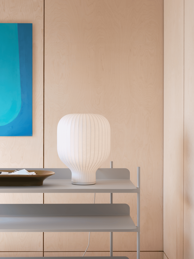 /cdn-cgi/image/width=1500,quality=85,format=auto/globalassets/content-media/lighting-guide/light-up-the-interior/strand-table-lamp-compile-config-2-grey-mere-bowl-brown-green-muuto-org.png