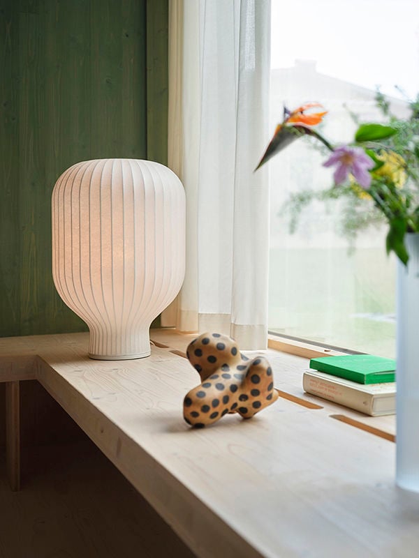 /cdn-cgi/image/width=1500,quality=85,format=auto/globalassets/content-media/lighting-guide/light-up-the-interior/strand-table-lamp-h-59-low-res.jpg