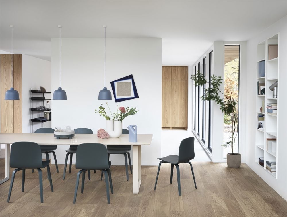 /cdn-cgi/image/width=1500,quality=85,format=auto/globalassets/content-media/lighting-guide/pendant-lamps/70-70-table-255x108-sand-visu-chair-wood-dark-green-grain-pendant-platform-tray-muuto-org_150.jpg