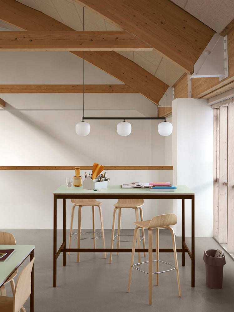 /cdn-cgi/image/width=1500,quality=85,format=auto/globalassets/content-media/lighting-guide/pendant-lamps/base-high-160x80-light-green-brown-red-visu-bar-75-oak-rime-rail-black-sketch-grey-visu-chair-oak-low-res.jpg