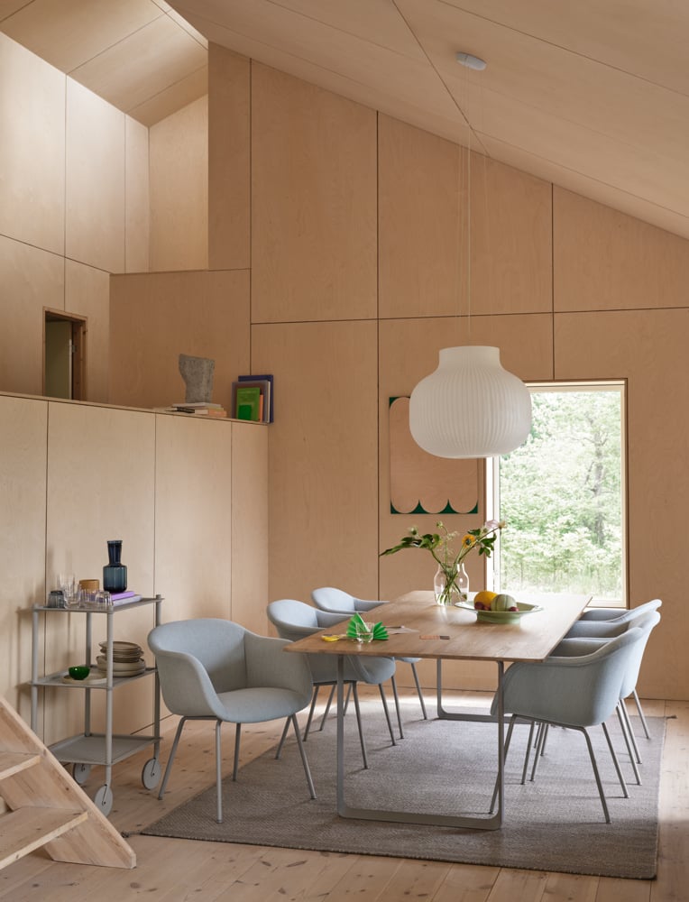 /cdn-cgi/image/width=1500,quality=85,format=auto/globalassets/content-media/lighting-guide/pendant-lamps/fiber-soft-armchair-ecriture-710-grey-70-70-oak-grey-255x108-mere-bowl-light-green-strand-60-ply-rug-light-grey-muuto-org.png
