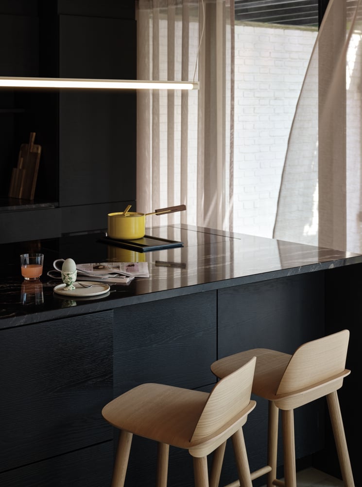 /cdn-cgi/image/width=1500,quality=85,format=auto/globalassets/content-media/lighting-guide/pendant-lamps/fine-suspension-lamp-120-grey-nerd-counter-stool-oak-raise-muuto-org.png