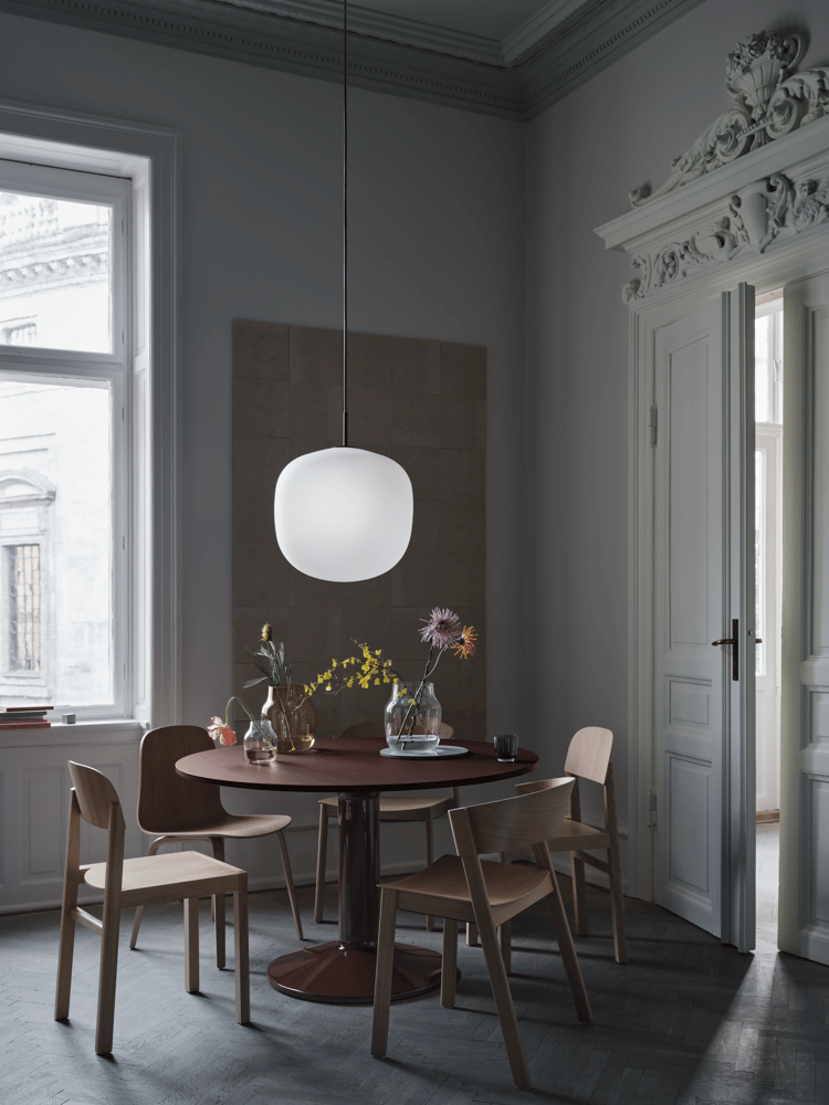 /cdn-cgi/image/width=1500,quality=85,format=auto/globalassets/content-media/lighting-guide/pendant-lamps/midst-120-black-rime-pendant-45-deep-red-workshop-cover-side-visu-oak-silent-vase-20-11-clear-burnt-orange-muuto-org.png