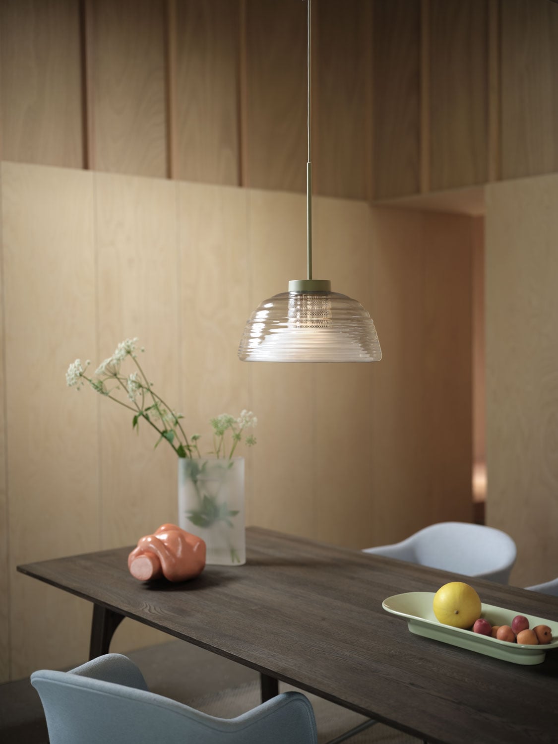 /cdn-cgi/image/width=1500,quality=85,format=auto/globalassets/content-media/lighting-guide/pendant-lamps/two-layer-pendant-olive-earnest-table-dark-oiled-oak-ridge-vase-35-white-frosted-glass-fiber-arm-acca-731-muuto-low-res.jpg