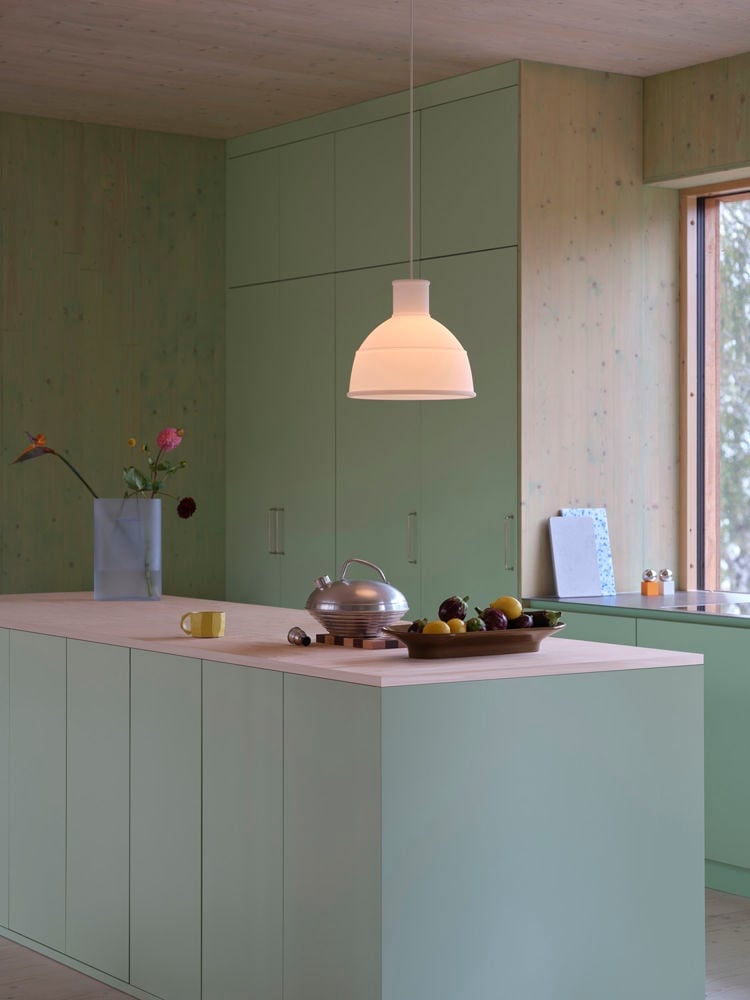 /cdn-cgi/image/width=1500,quality=85,format=auto/globalassets/content-media/lighting-guide/pendant-lamps/unfold-pendant-lamp-translucent-white-ridge-vase-light-blue-frosted-glass-35-mere-bowl-brown-green-low-res.jpg