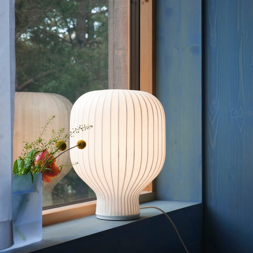 /cdn-cgi/image/width=1500,quality=85,format=auto/globalassets/content-media/lighting-guide/technical-handbook/strand-table-lamp-ridge-vase-16-light-blue-frosted-glass-low-res-menu-image.png