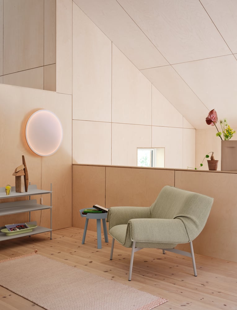 /cdn-cgi/image/width=1500,quality=85,format=auto/globalassets/content-media/lighting-guide/wall-lamps/calm-wall-lamp-68-orange-wrap-lounge-chair-ecriture-910-ply-rug-light-rose-compile-config-2-around-mere-bowl-light-green-muuto-org.png