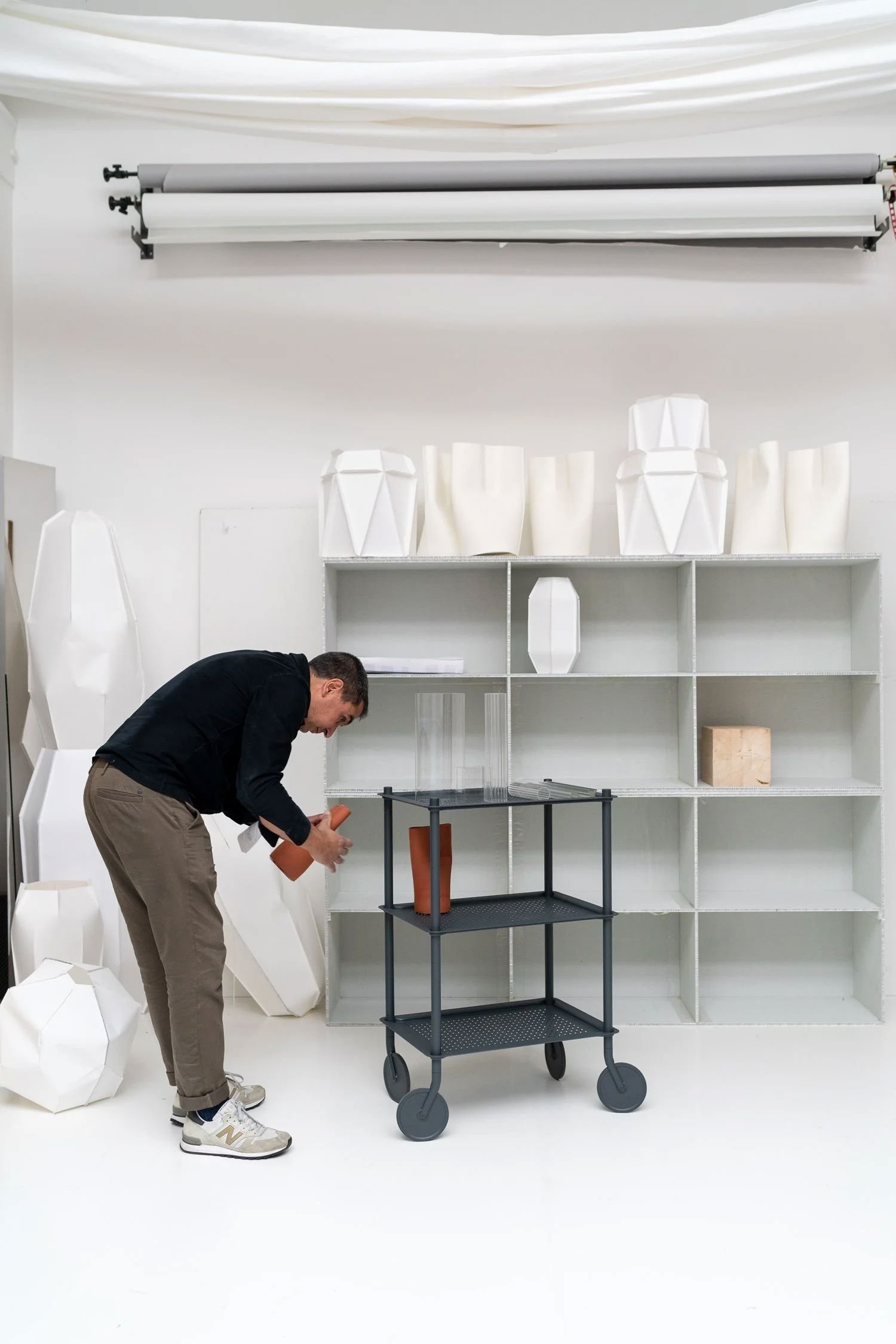 /cdn-cgi/image/width=1500,quality=85,format=auto/siteassets/media-slider/elevating-the-everyday-object/slider-1/normal-studio-flow-trolley-story-muuto-hi-res-10_optimized.jpg