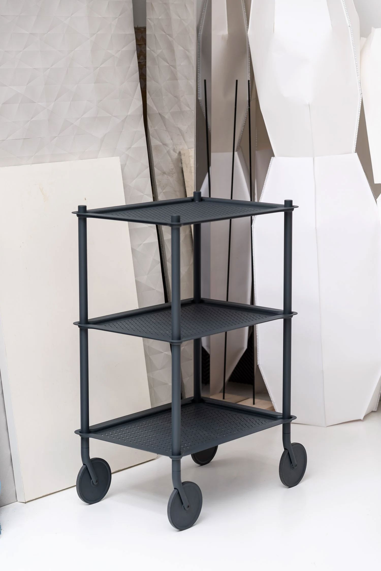 /cdn-cgi/image/width=1500,quality=85,format=auto/siteassets/media-slider/elevating-the-everyday-object/slider-1/normal-studio-flow-trolley-story-muuto-hi-res-13_optimized.jpg
