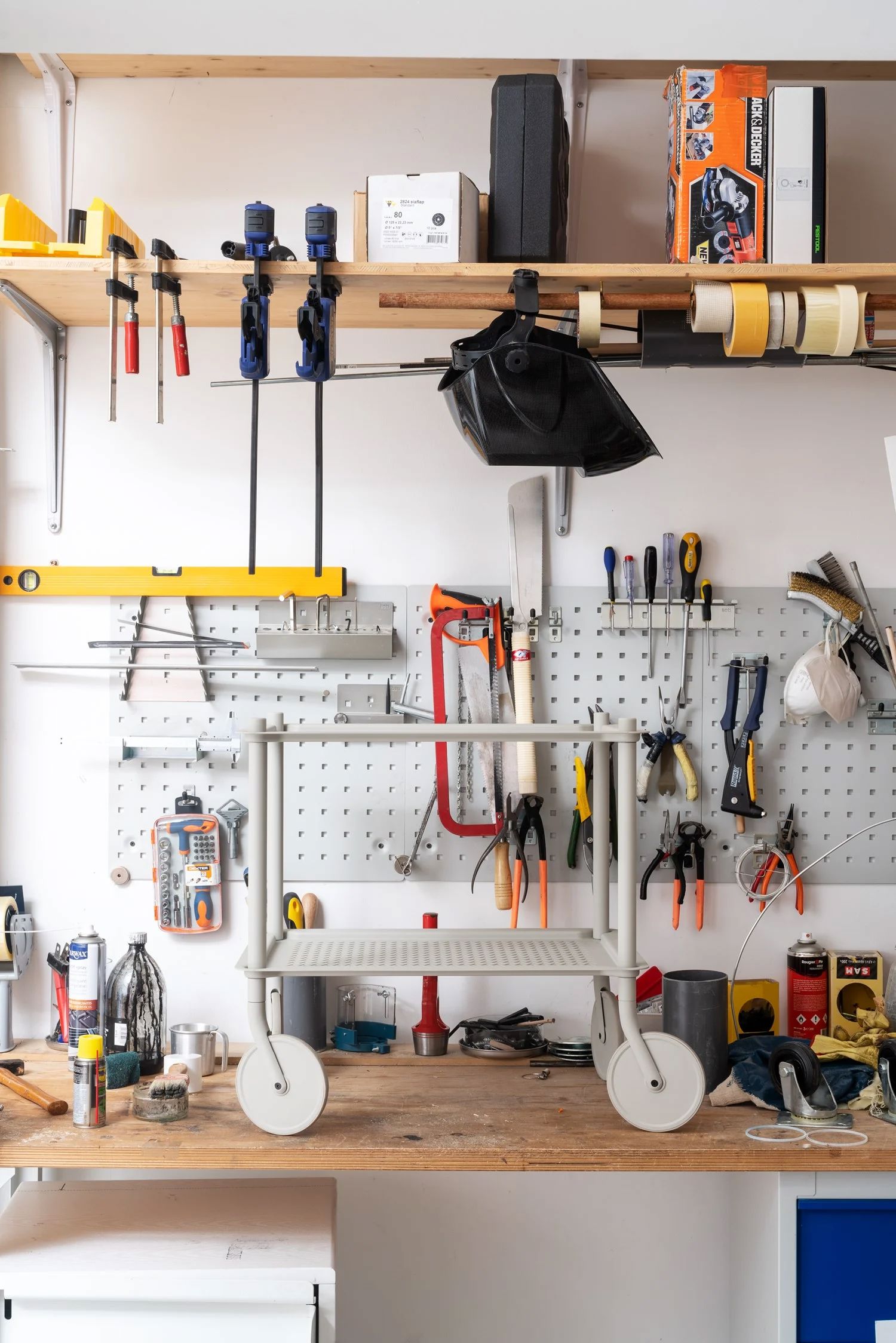 /cdn-cgi/image/width=1500,quality=85,format=auto/siteassets/media-slider/elevating-the-everyday-object/slider-1/normal-studio-flow-trolley-story-muuto-hi-res-14_optimized.jpg