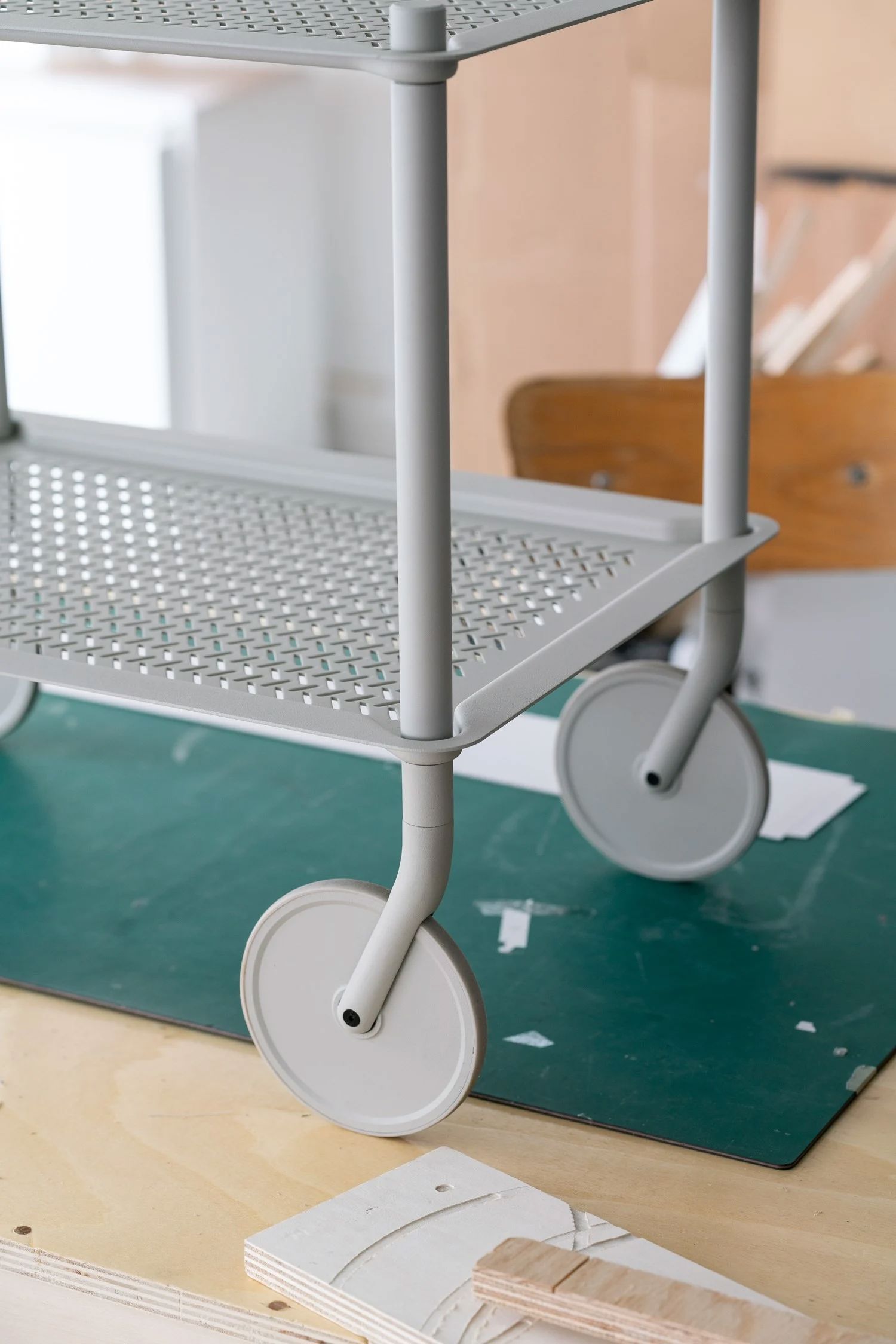 /cdn-cgi/image/width=1500,quality=85,format=auto/siteassets/media-slider/elevating-the-everyday-object/slider-1/normal-studio-flow-trolley-story-muuto-hi-res-18_optimized.jpg