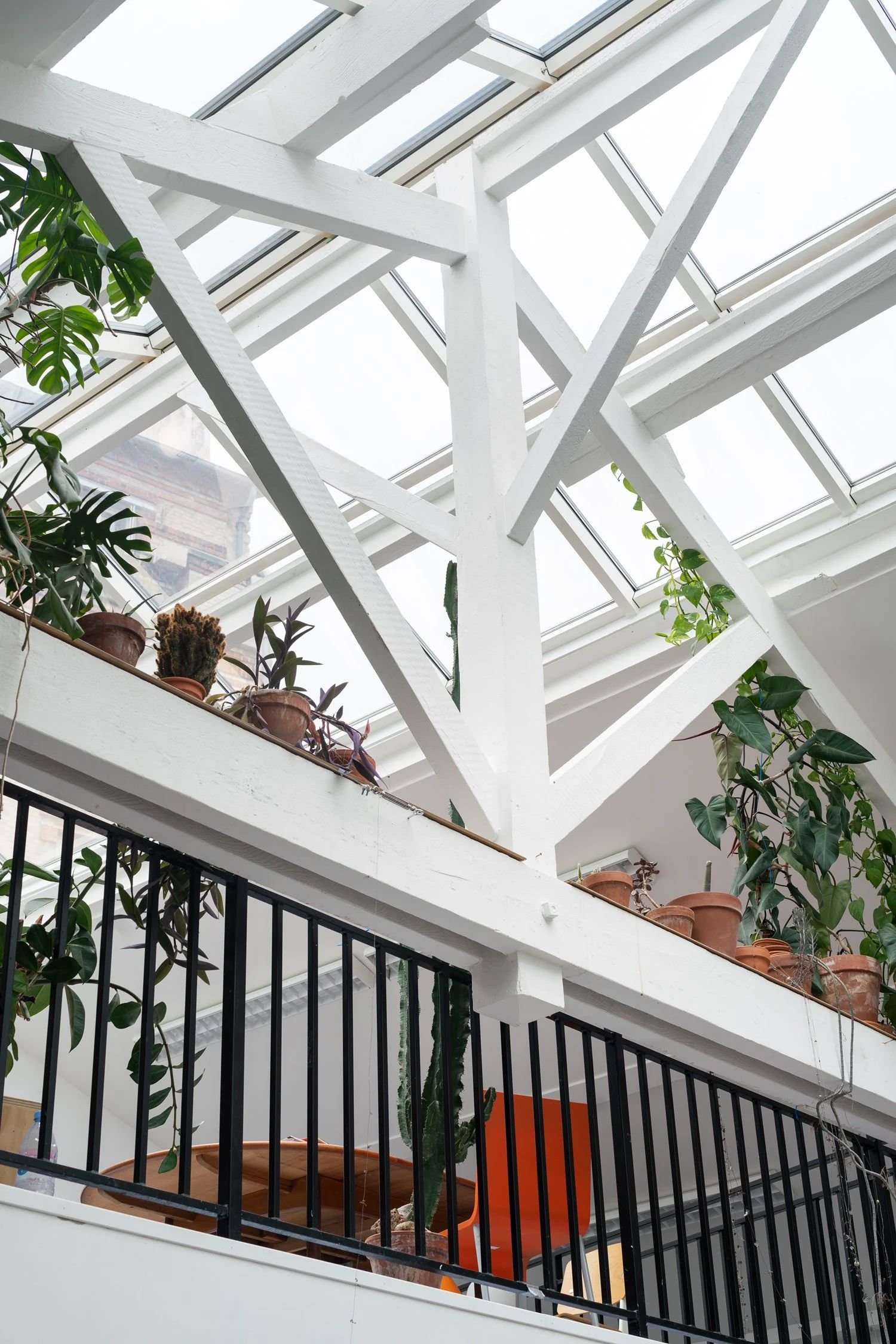 /cdn-cgi/image/width=1500,quality=85,format=auto/siteassets/media-slider/elevating-the-everyday-object/slider-1/normal-studio-flow-trolley-story-muuto-hi-res-19_optimized.jpg