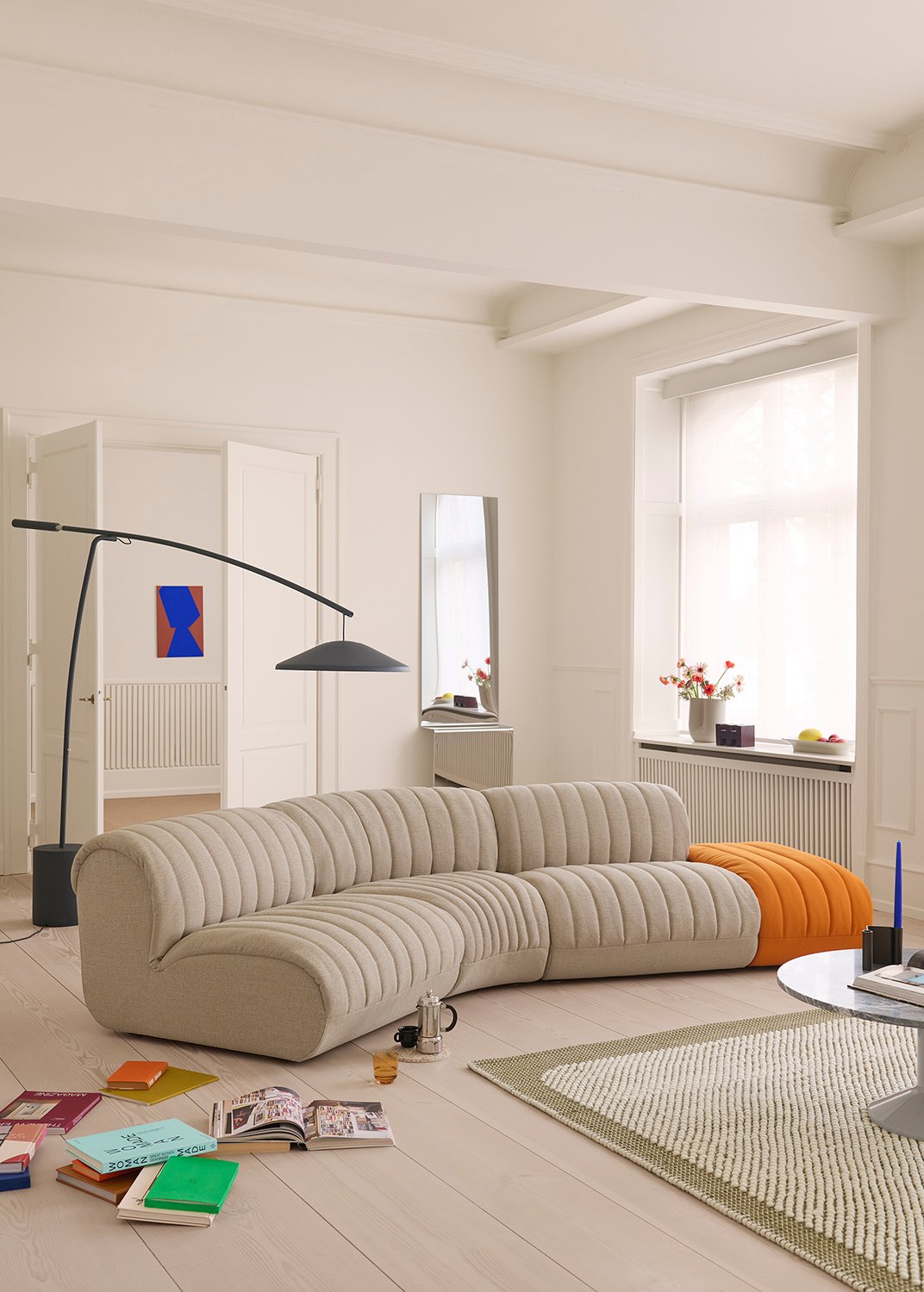 Studiopepe가 디자인한 Muuto Coltre Modular Sofa와 오토만