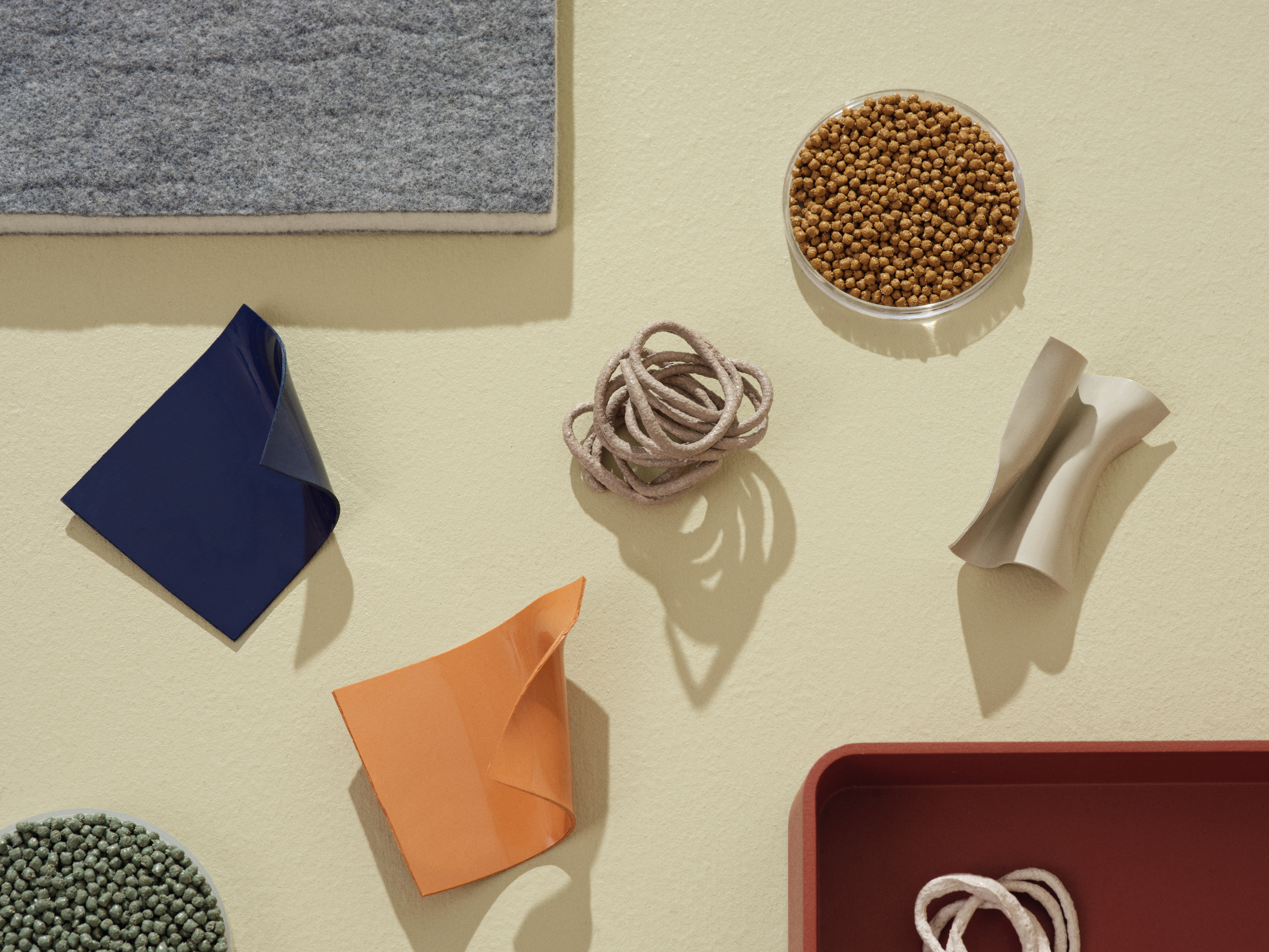 /globalassets/content-media/images/02.-concept-images/moodboard-recycled-plastic-1-wide-muuto.png?revision=639126284190000000