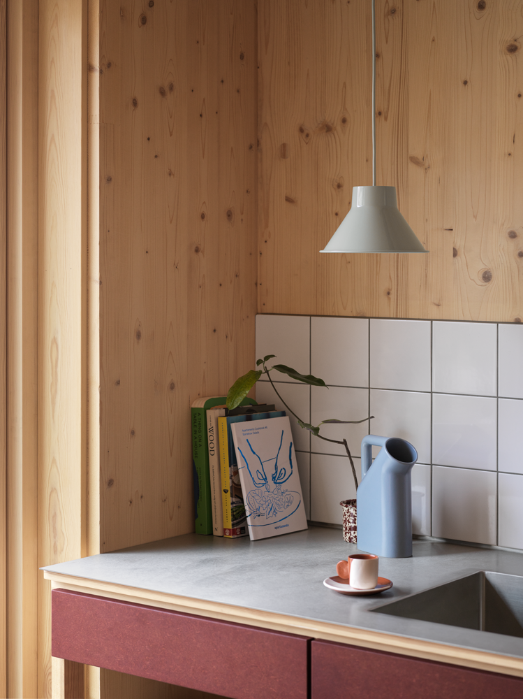 top-pendant-21-grey-tub-jug-pale-blue-muuto-org.png