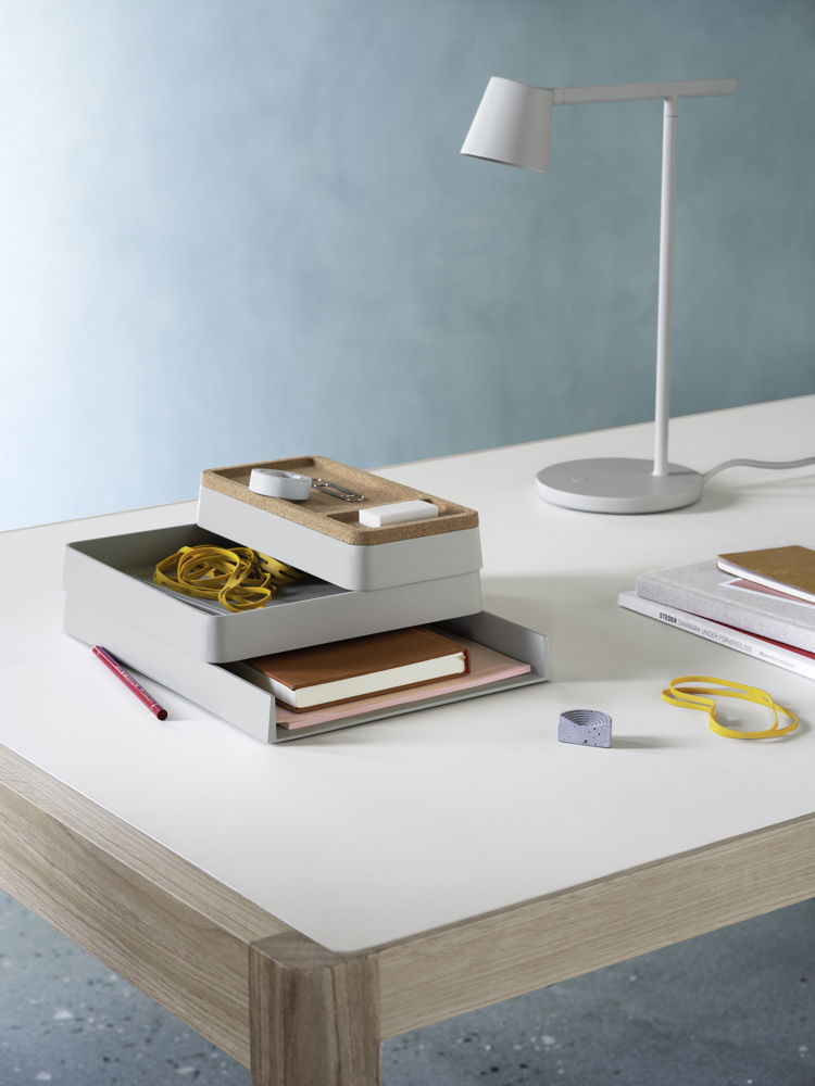 /globalassets/content-media/images/accessories/storage/arrange-desktop-series-grey-cork-tip-table-lamp-grey-workshop-table-warm-grey-linoleum-oak-muuto-med-res.jpg?revision=639075189290000000