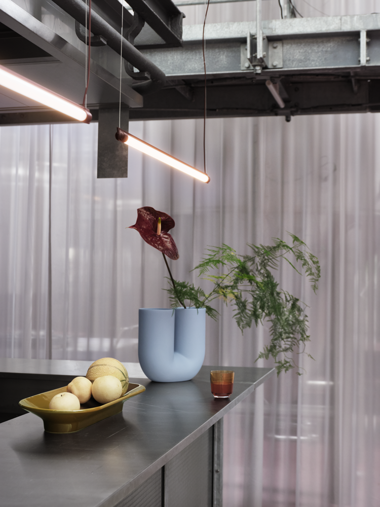 /globalassets/content-media/images/accessories/storage/fine-suspension-lamp-90-deep-red-mere-bowl-brown-green-kink-raise-muuto-org.png?revision=639075191530000000