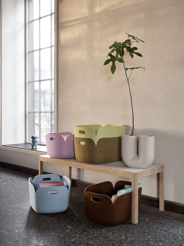 /globalassets/content-media/images/accessories/storage/restore-basket-light-blue-dusty-lilac-beige-green-brown-green-dark-brown-workshop-coffee-table-warm-grey-oak-kink-vase-muuto-org.png?revision=639075194360000000