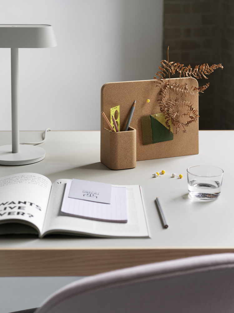 /globalassets/content-media/images/accessories/storage/story-pinboard-linear-table-lamp-workshop-table-oak-warm-grey-fiber-side-twill-weave-620-muuto-org.png?revision=639075197050000000