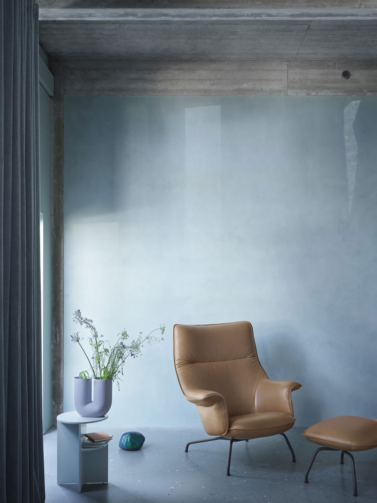 doze-lounge-chair-ottoman-cognac-leather-anthracite-black-halves-side-table-sage-green-kink-vase-light-blue-muuto-med-res.jpg