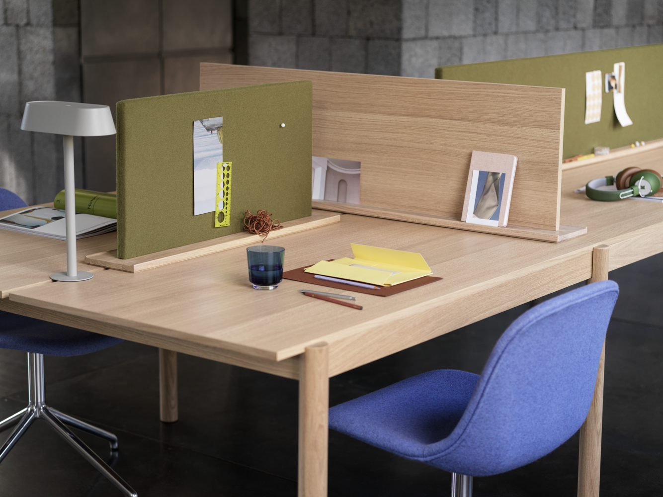 linear-system-config-1-oak-linear-screen-oak-hero-981-fiber-side-swivel-base-alu-divina-melange-647-muuto-org.png