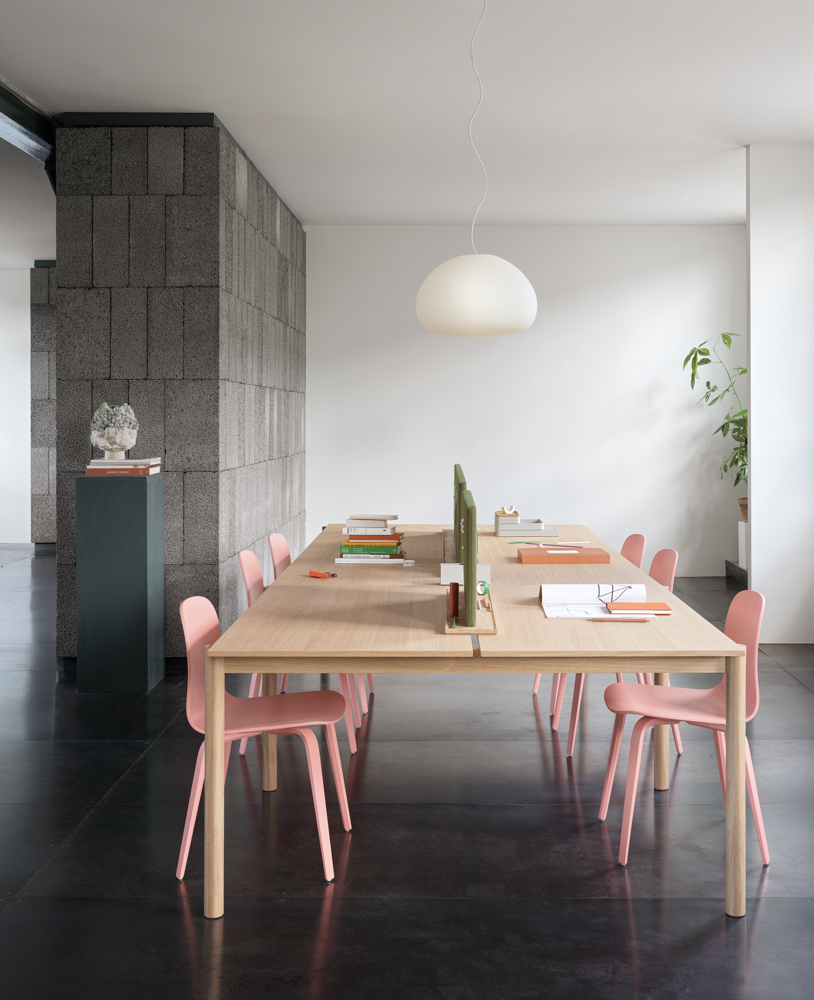 linear-system-config-1-oak-screen-hero-981-visu-tan-rose-fluid-lamp-large-muuto-org.png