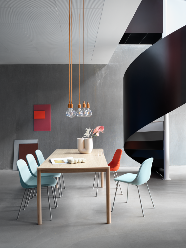 /globalassets/content-media/images/configurator/fiber-side-tube-forest-nap-912-552-grey-linear-wood-table-oak-e27-lamp-kink-vase-muuto-org.png?revision=639085607900000000