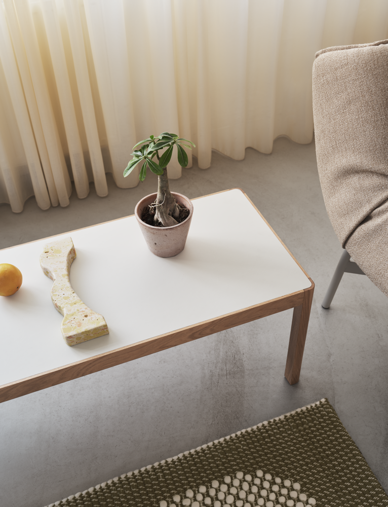 workshop-coffee-table-warm-grey-linoleum-oak-pebble-rug-brown-green-wrap-lounge-chair-ecriture-240-grey-muuto-org