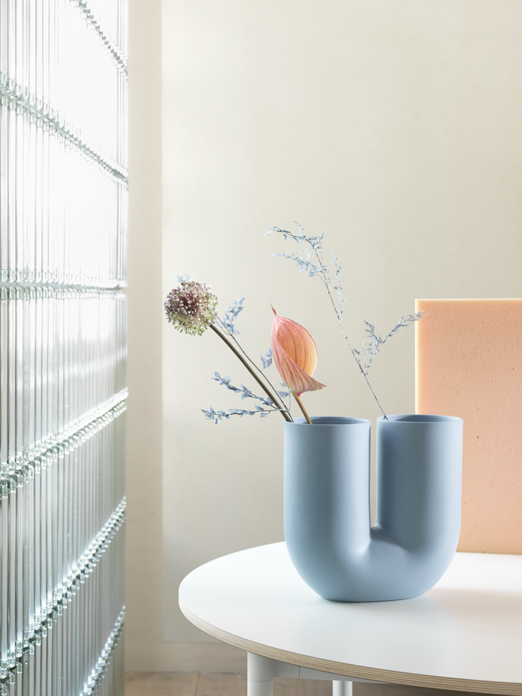 kink vase base table round muuto org