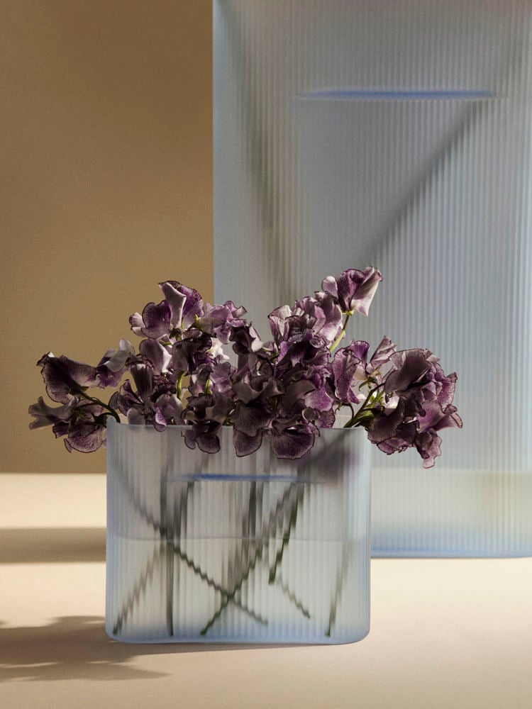 /globalassets/content-media/images/materials/surfaces/ridge-vase-frosted-glass-light-blue-concept-muutolow-res.jpg?revision=639087316240000000