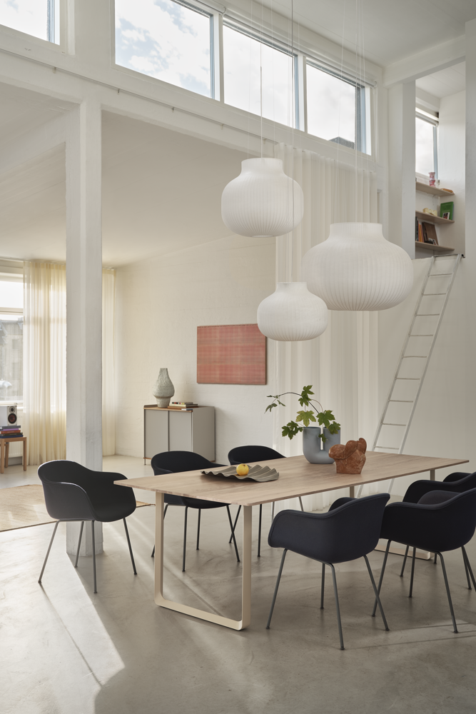/globalassets/content-media/images/pdp/7070-table/strand-o80-o60-o45-fiber-armchair-tube-anthracite-black-balder-792-70-70-255x108-oak-sand-enfold-oak-grey-ply-170x240-burnt-orange-echo-steelcut-820-muuto-org-23-roll-up-image.png?revision=639092528080000000