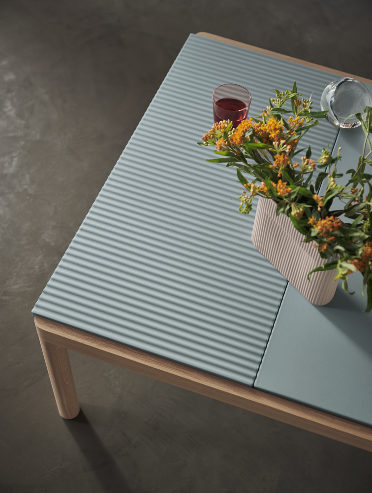 couple-coffee-table-80x84x40-plain-wavy-pale-blue-oak-ridge-h16-5-beige-raise-clear-muuto-org.png