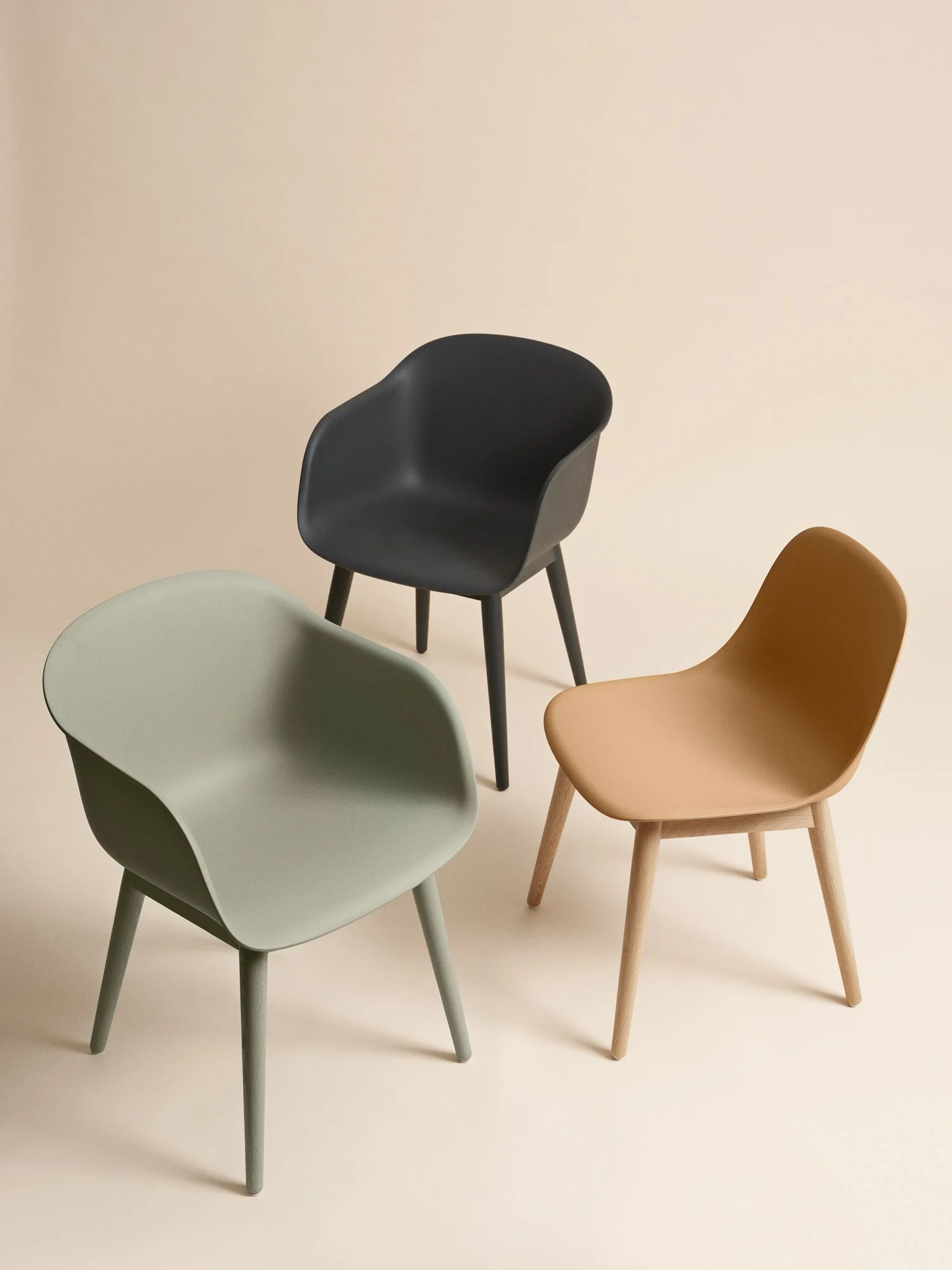 /globalassets/content-media/images/pdp/fiber/fiber-chair-dusty-green-black-ochre-wood-base-concept-muuto-org.jpg?revision=639095288820000000