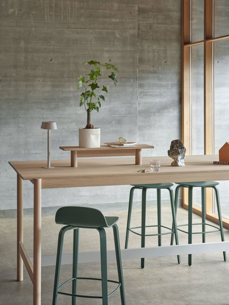 linear-system-high-table-105-oak-tray-75-visu-bar-stool-75-dark-green-ridge-planter-15-off-white-linear-table-lamp-muuto-low-res